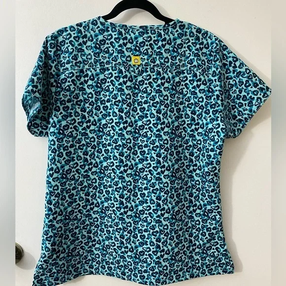 Wonder Wink scrub top shirt two pockets v neck Sz L.   V-22 - Picture 5 of 5